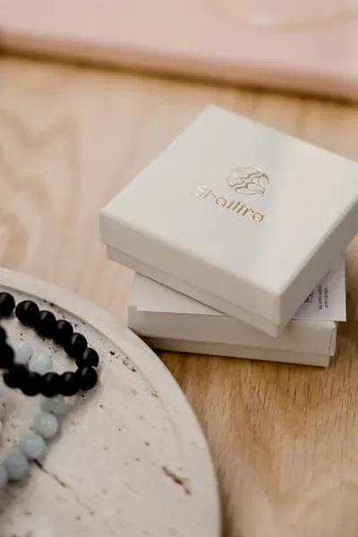 אריזת תכשיטים מעוצבת עם כרטיס טיפול