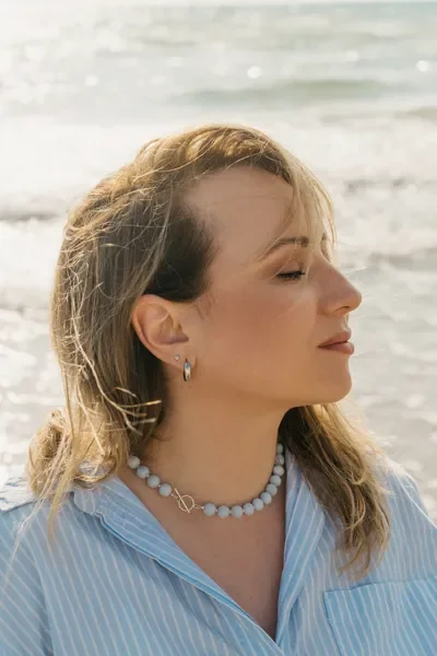 טניה אביגיל בסטודיו, יוצרת תכשיטים בעבודת יד