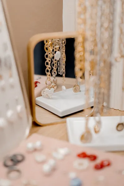 שולחן עבודה בסטודיו עם כלי עבודה ותכשיטים בעבודת יד