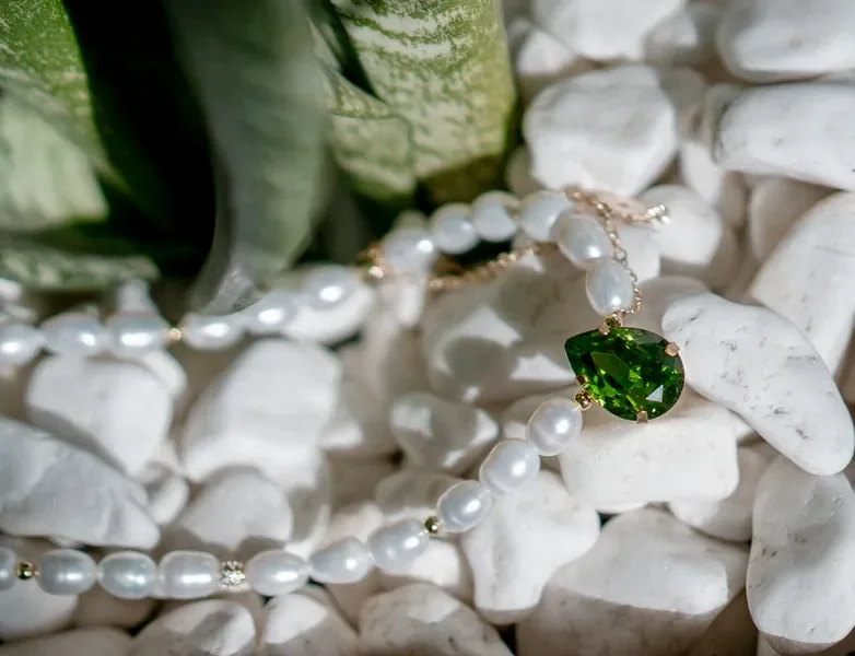 תכשיט בעבודת יד מוצג באור טבעי